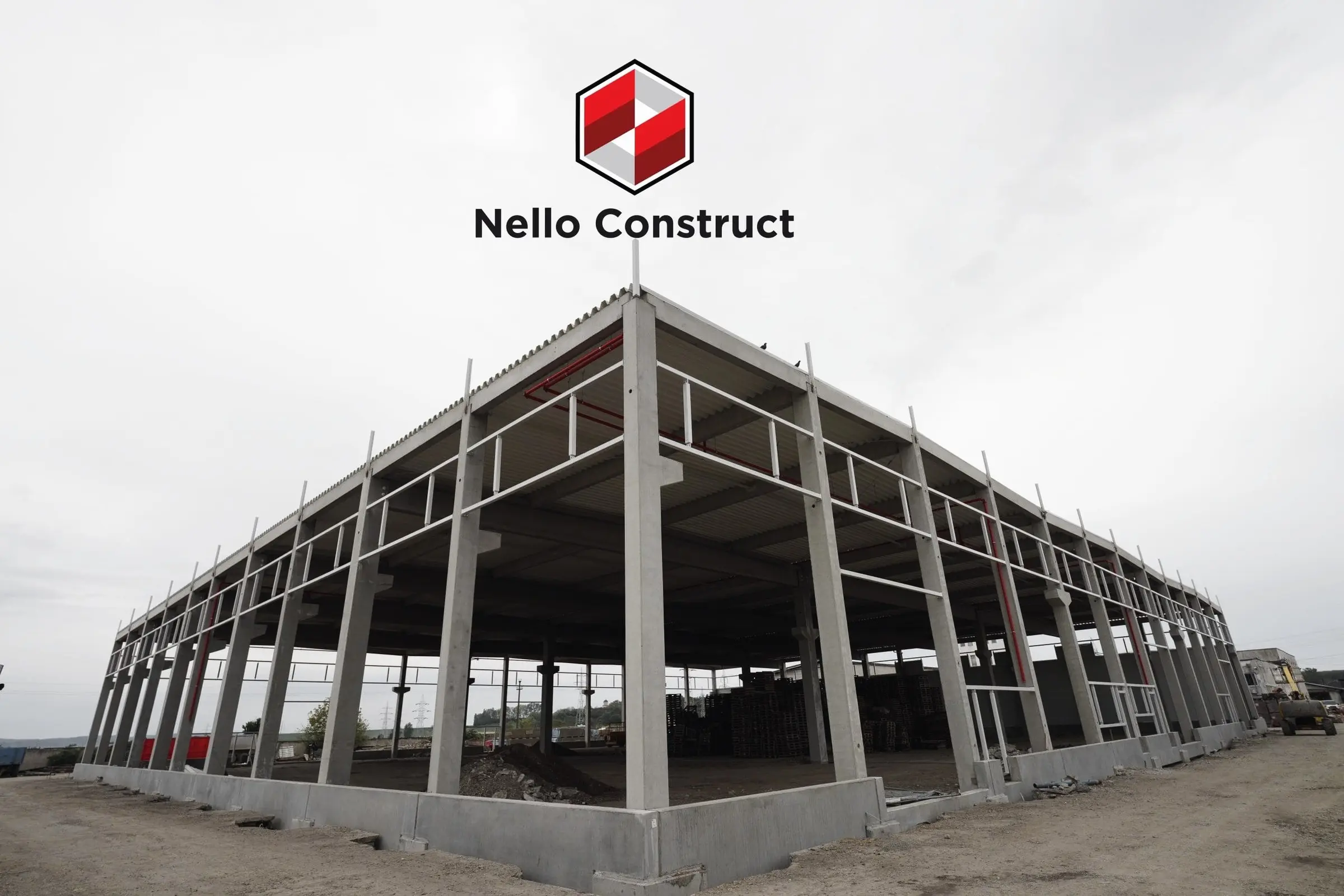 Schelet din elemente prefabricate de beton al unei hale în construcție