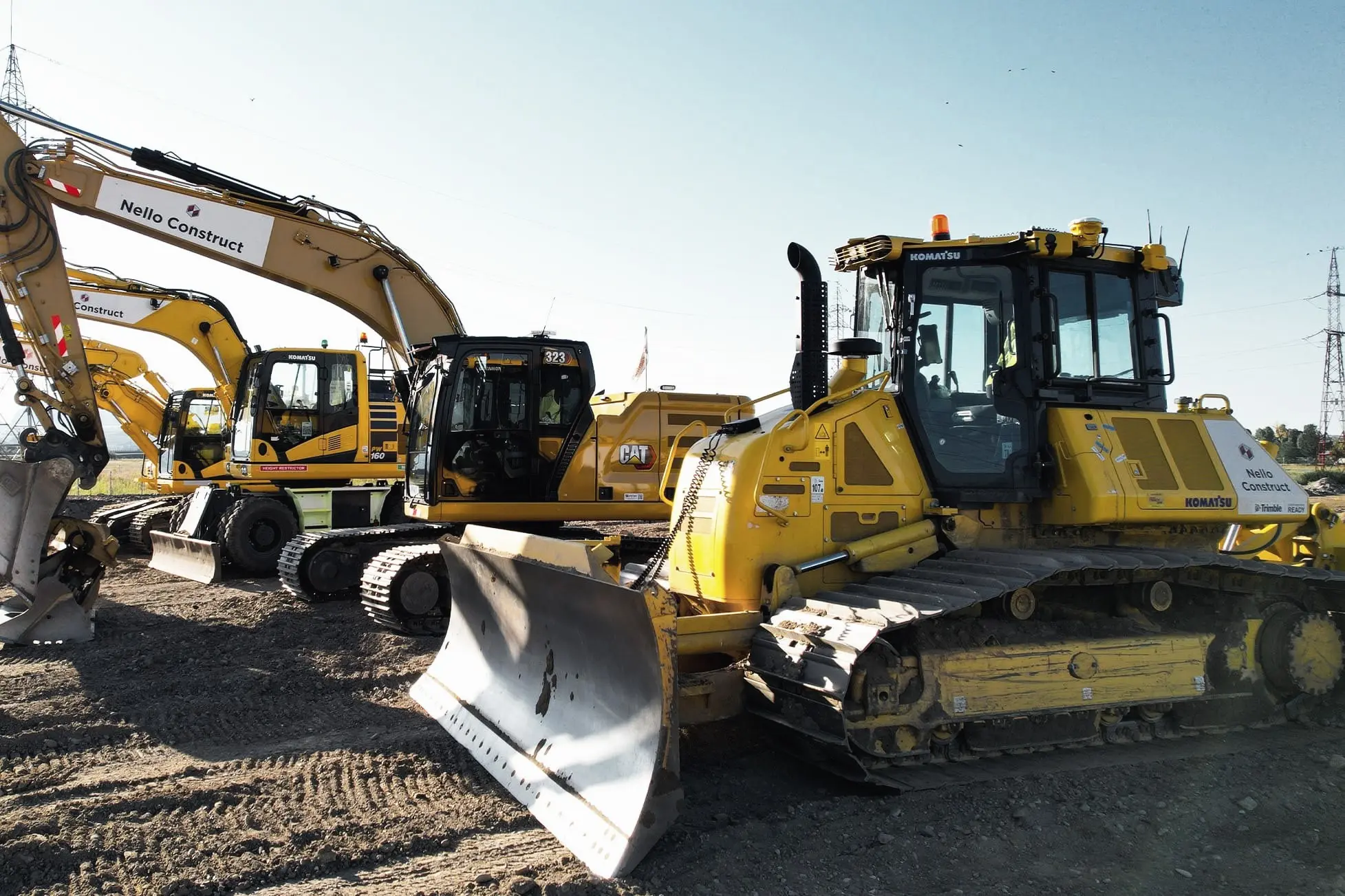 Buldozer galben și mai multe excavatoare parcate pe un șantier